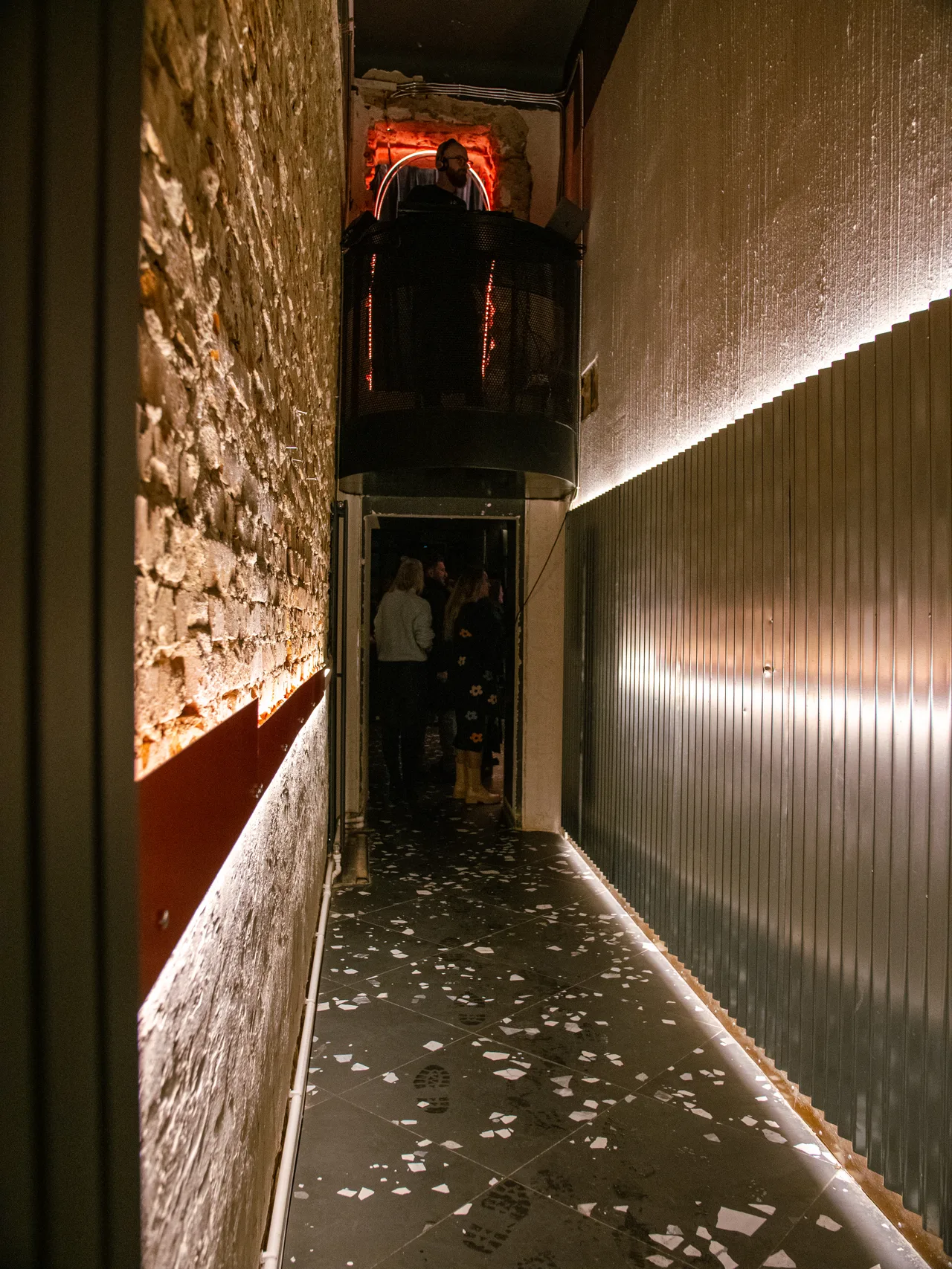 Cărămidă aparentă, panouri verticale și lumină integrată în interiorul Shotăria.