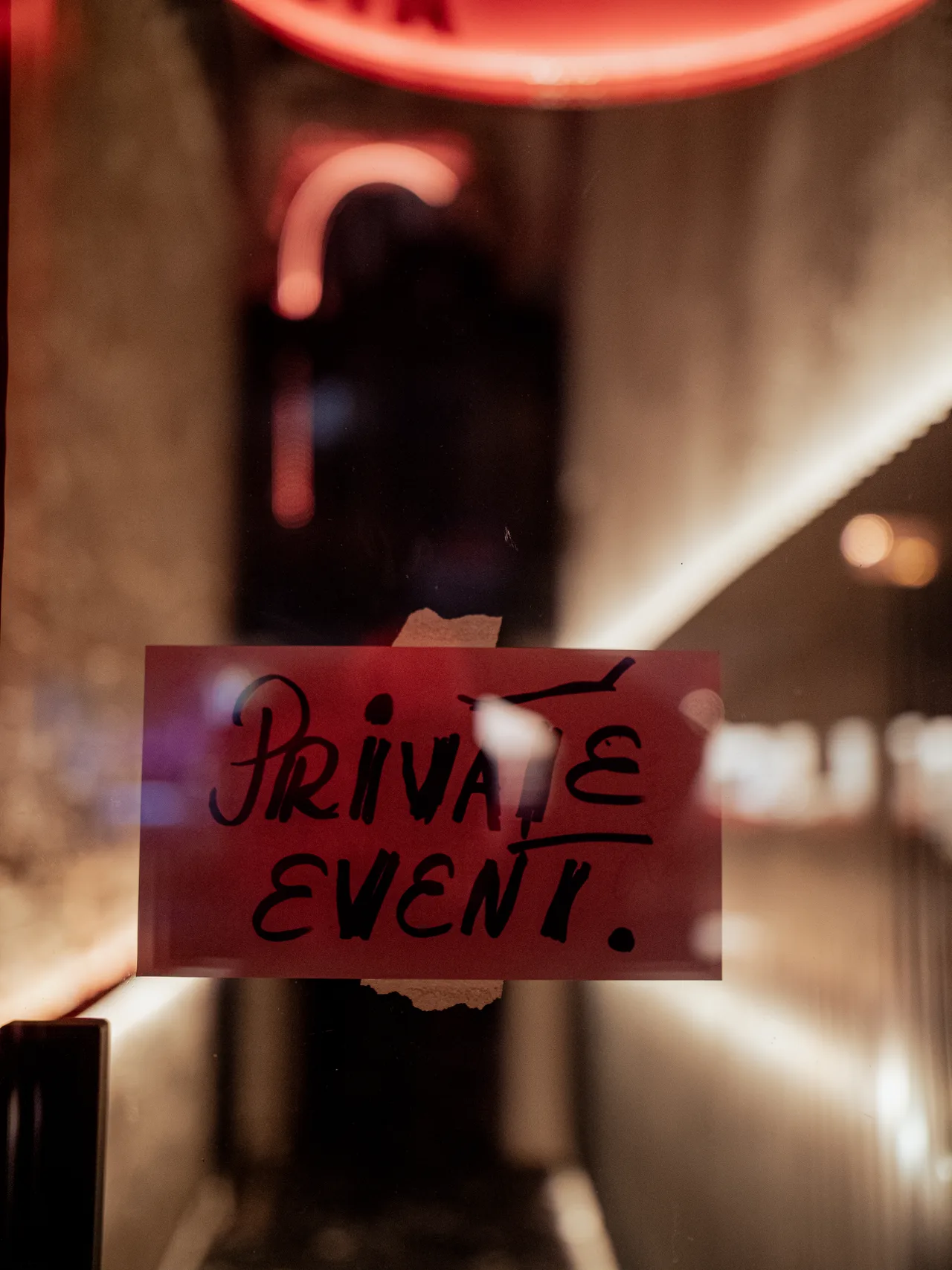 Semnul Private Event la intrarea Shotăria.