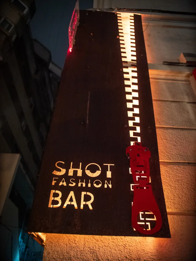 The red zipper on the Shotăria sign.